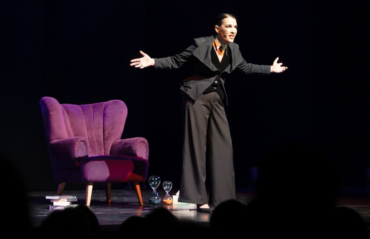 Aida Loos in "Freud-Loos" auf der Bühne des Wiener Volkstheaters