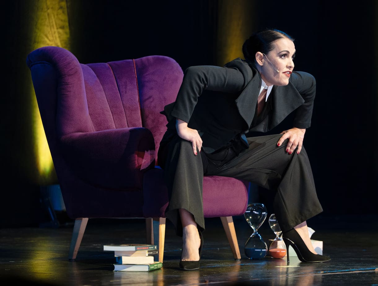 Aida Loos in "Freud-Loos" auf der Bühne des Wiener Volkstheaters
