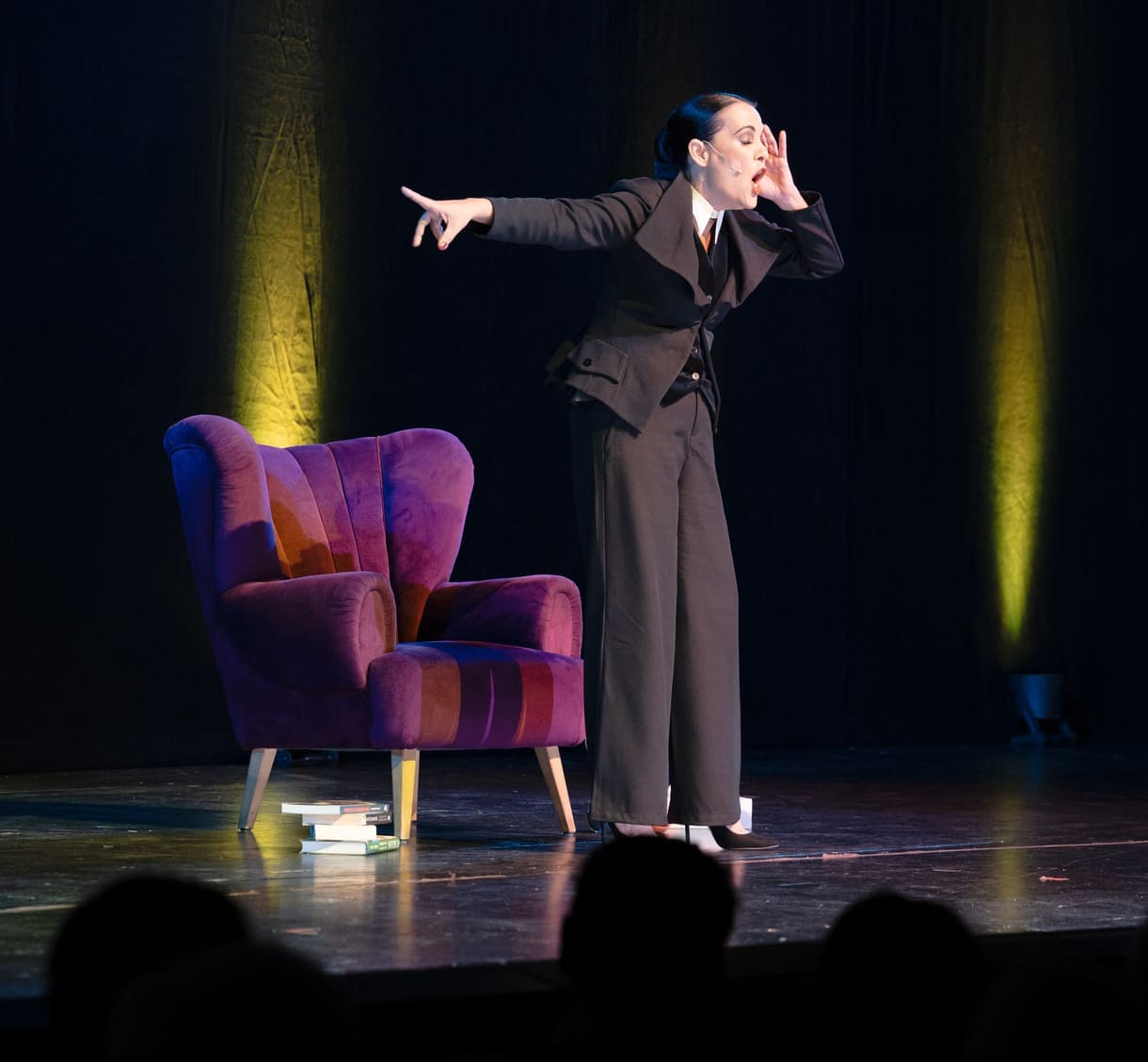 Aida Loos in "Freud-Loos" auf der Bühne des Wiener Volkstheaters