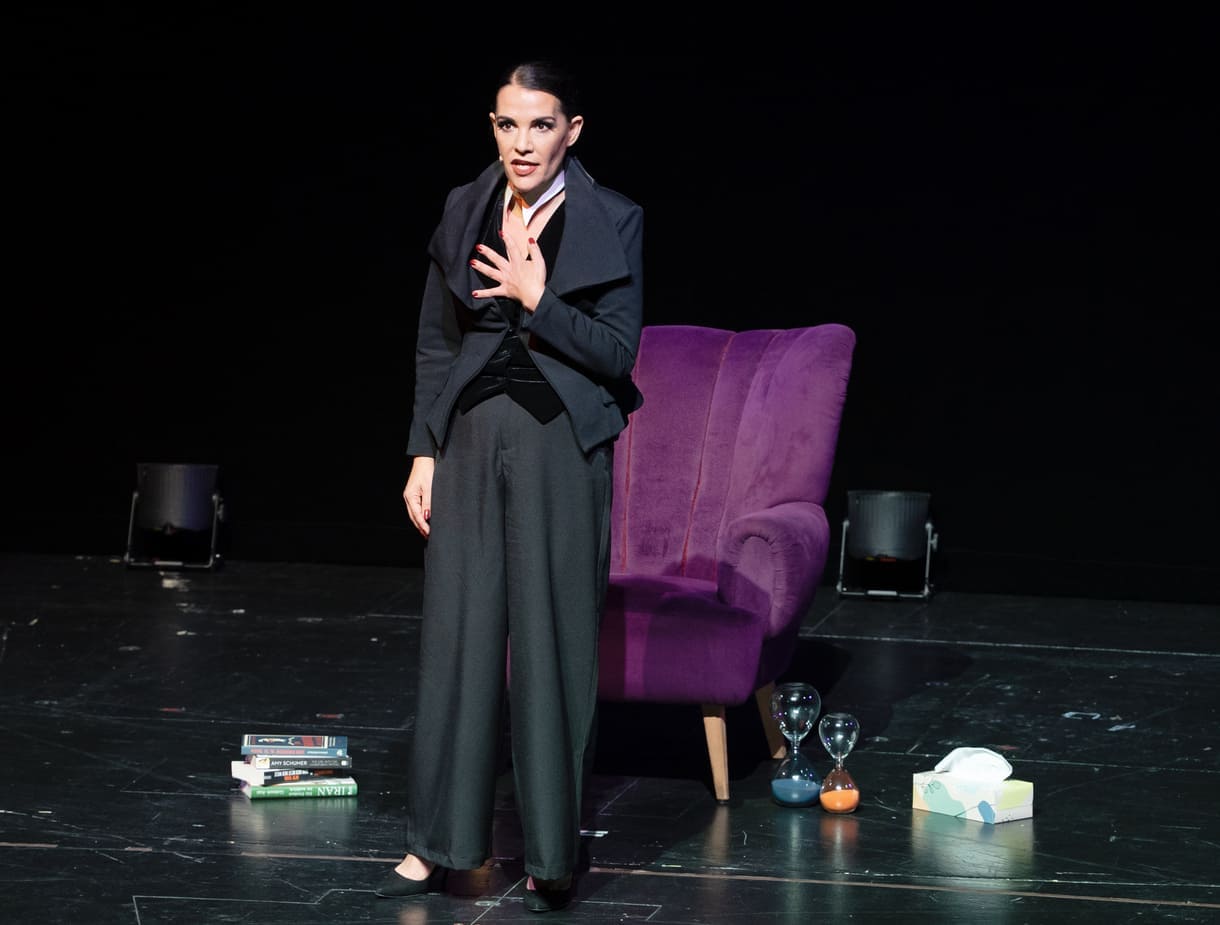 Aida Loos in "Freud-Loos" auf der Bühne des Wiener Volkstheaters