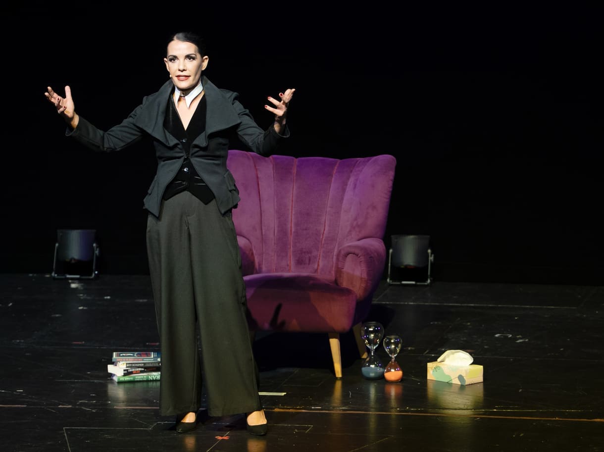 Aida Loos in "Freud-Loos" auf der Bühne des Wiener Volkstheaters