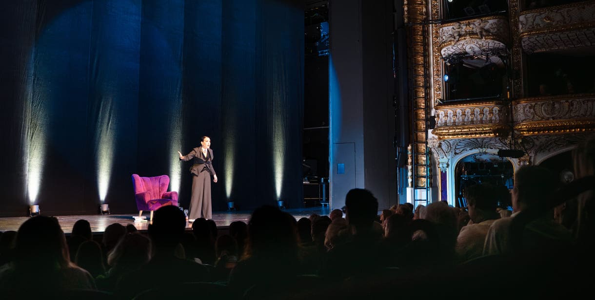 Aida Loos in "Freud-Loos" auf der Bühne des Wiener Volkstheaters