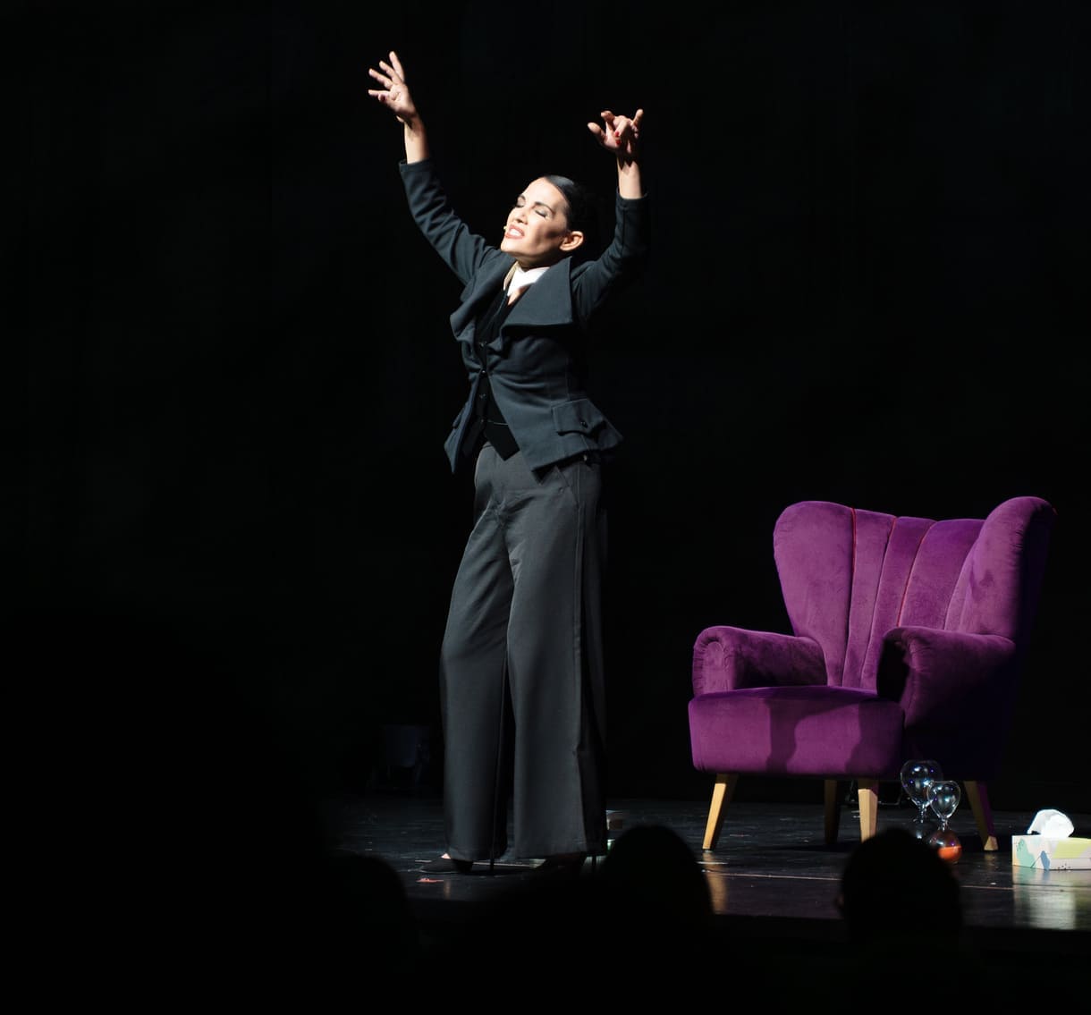 Aida Loos in "Freud-Loos" auf der Bühne des Wiener Volkstheaters