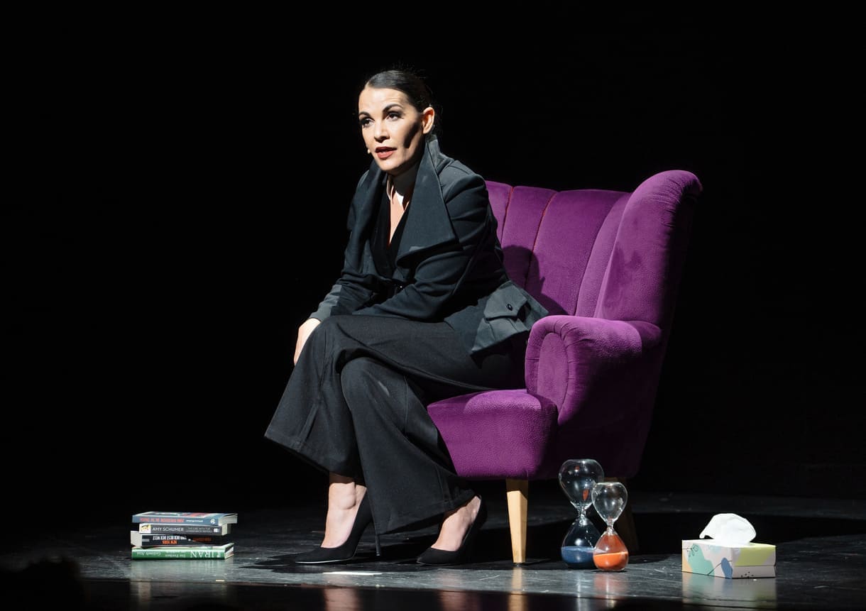 Aida Loos in "Freud-Loos" auf der Bühne des Wiener Volkstheaters