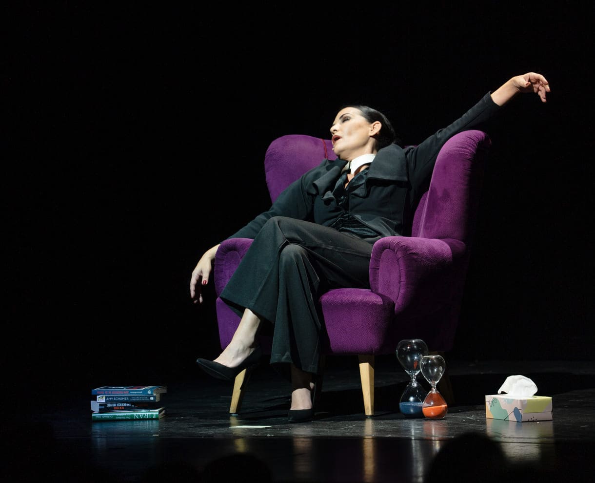 Aida Loos in "Freud-Loos" auf der Bühne des Wiener Volkstheaters