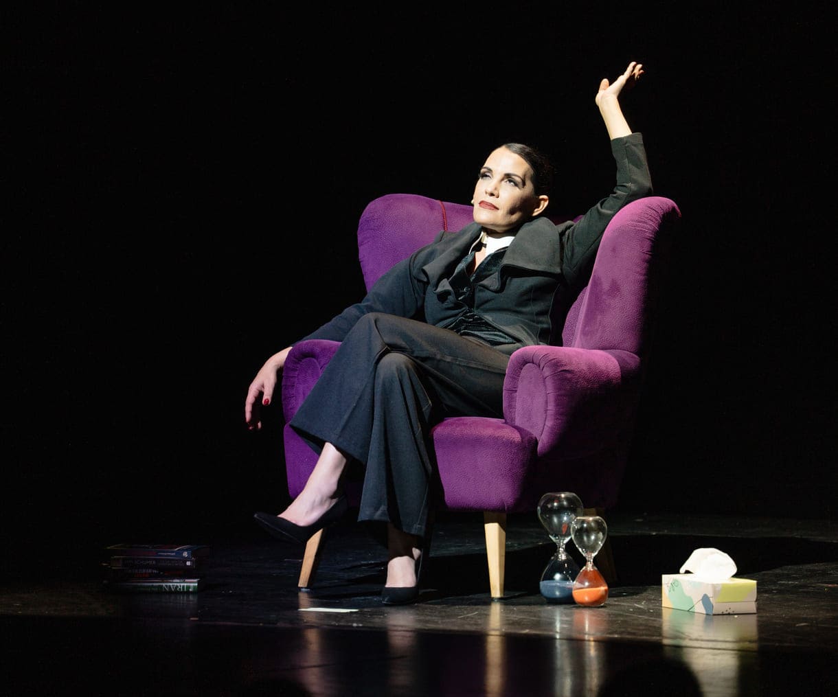 Aida Loos in "Freud-Loos" auf der Bühne des Wiener Volkstheaters