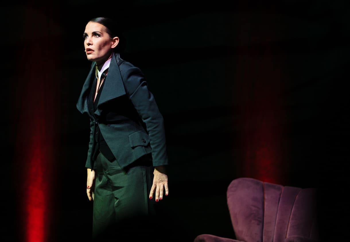 Aida Loos in "Freud-Loos" auf der Bühne des Wiener Volkstheaters