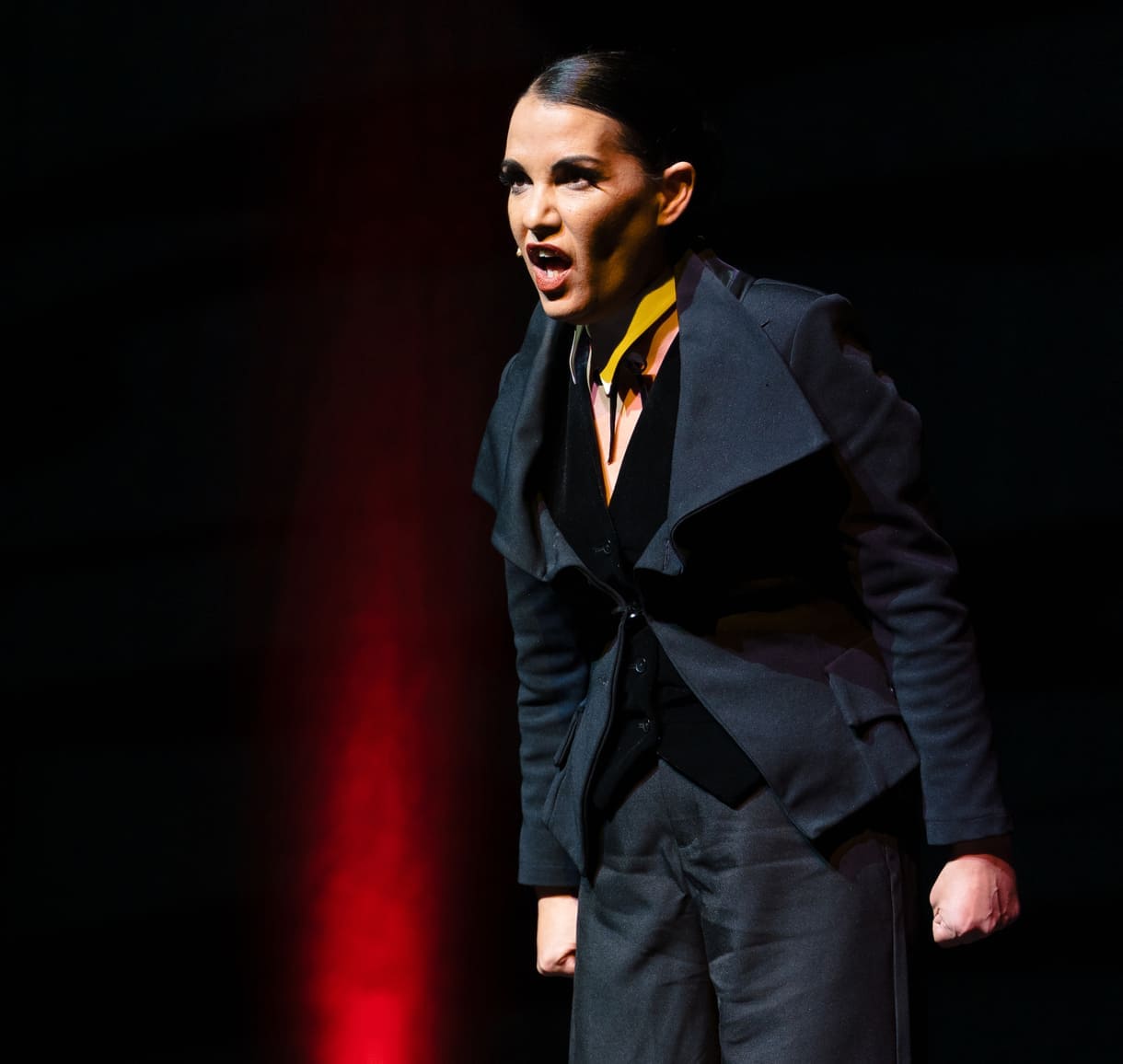 Aida Loos in "Freud-Loos" auf der Bühne des Wiener Volkstheaters