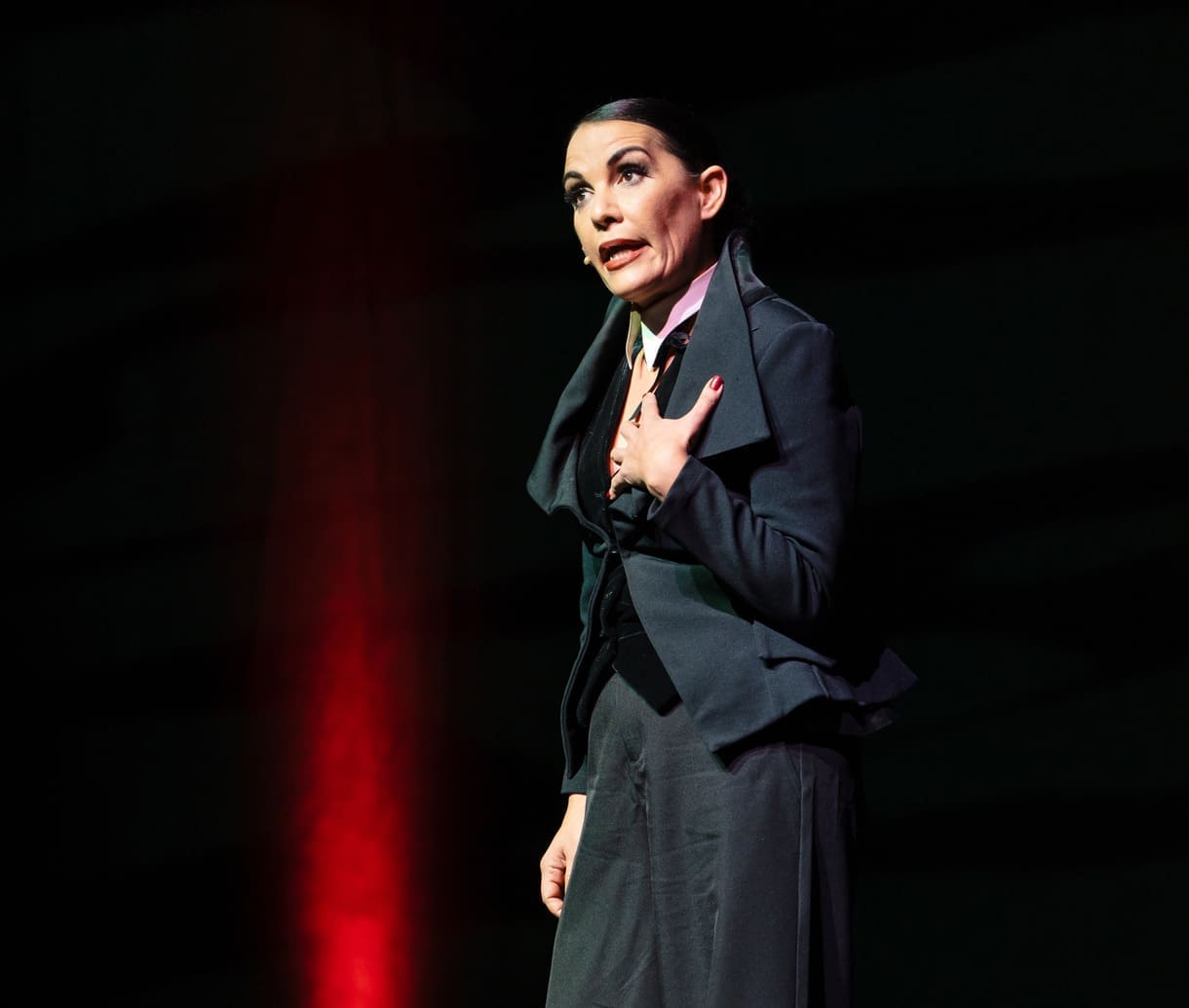 Aida Loos in "Freud-Loos" auf der Bühne des Wiener Volkstheaters