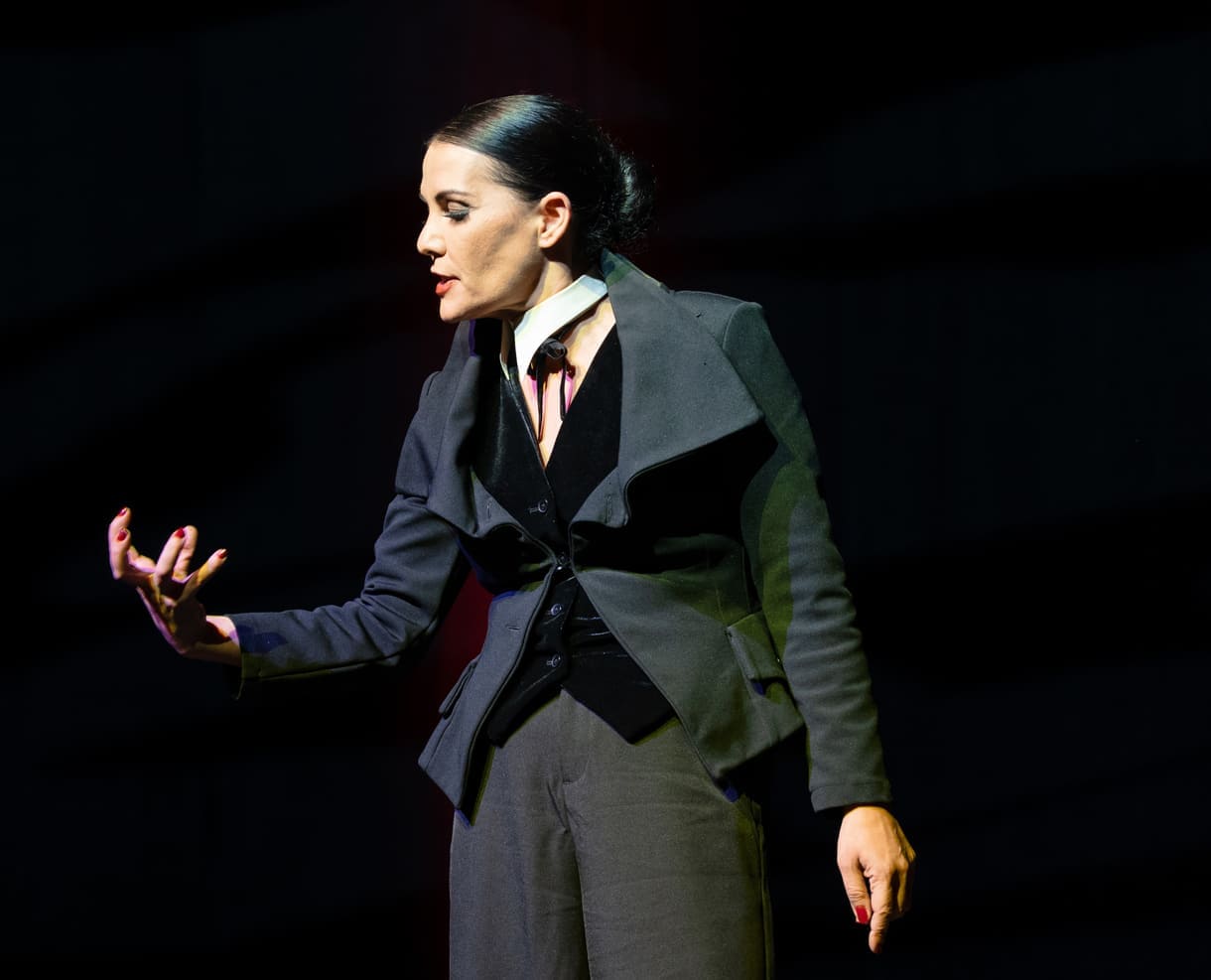 Aida Loos in "Freud-Loos" auf der Bühne des Wiener Volkstheaters