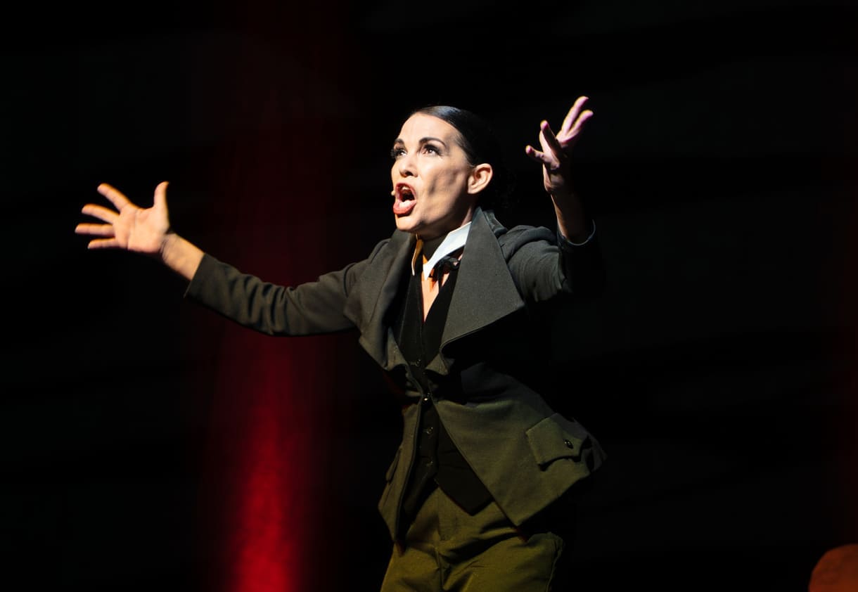Aida Loos in "Freud-Loos" auf der Bühne des Wiener Volkstheaters