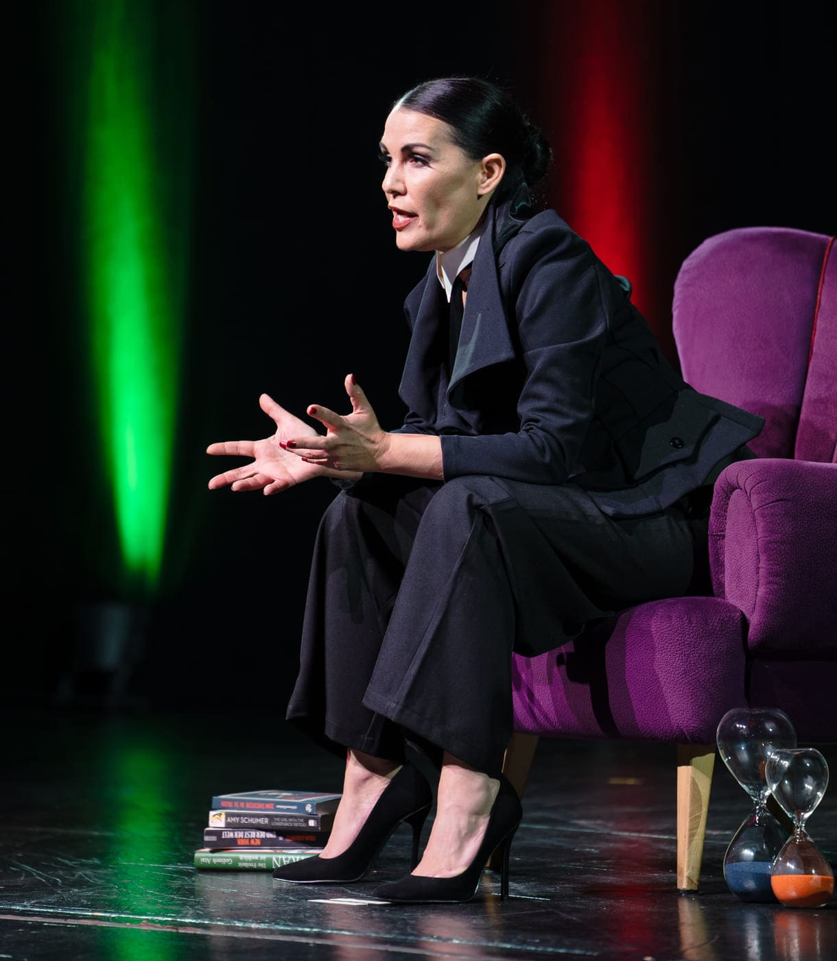 Aida Loos in "Freud-Loos" auf der Bühne des Wiener Volkstheaters