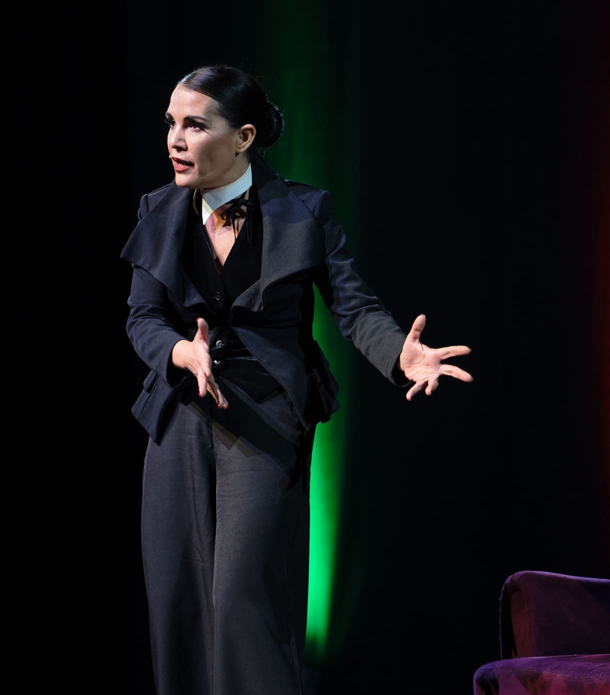 Aida Loos in "Freud-Loos" auf der Bühne des Wiener Volkstheaters