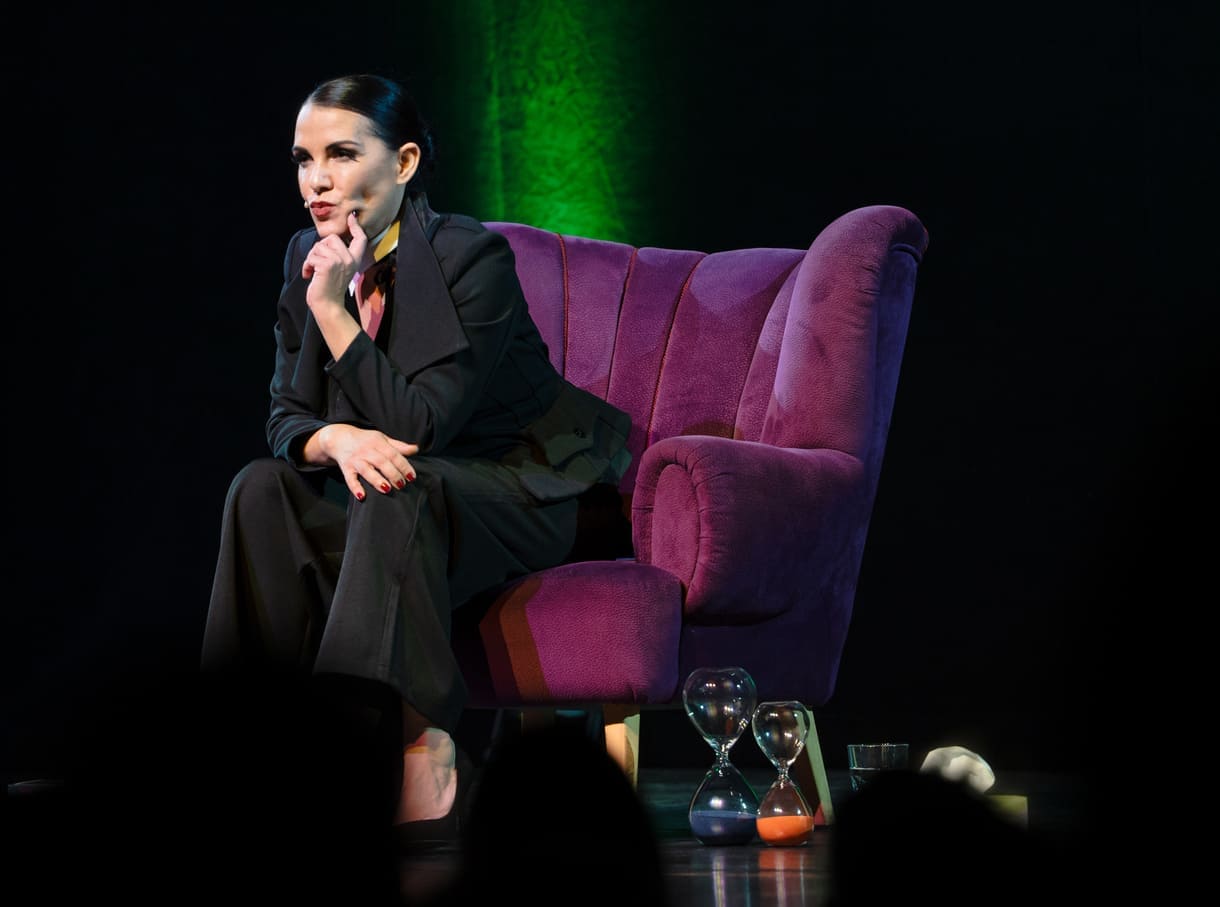 Aida Loos in "Freud-Loos" auf der Bühne des Wiener Volkstheaters