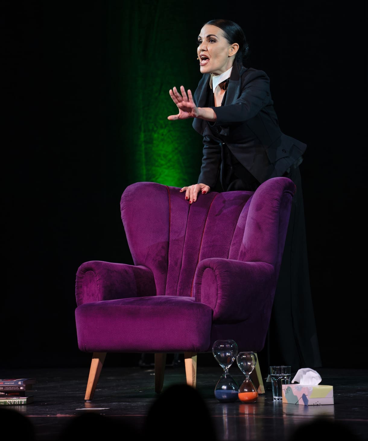 Aida Loos in "Freud-Loos" auf der Bühne des Wiener Volkstheaters