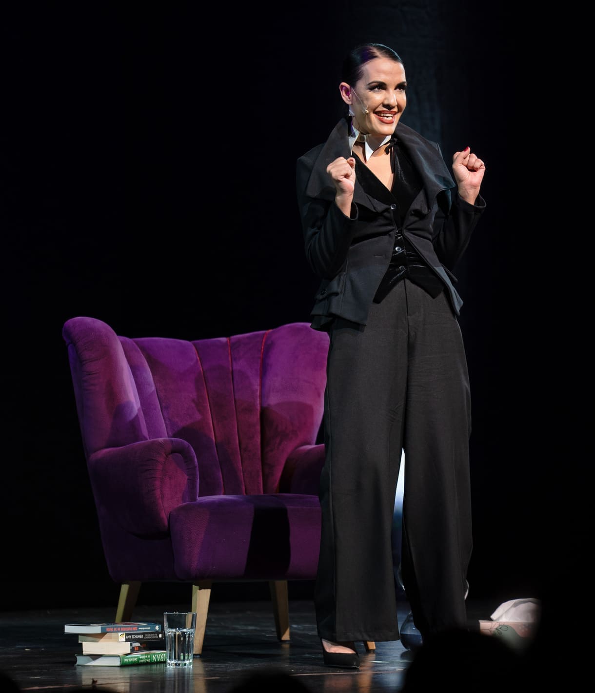 Aida Loos in "Freud-Loos" auf der Bühne des Wiener Volkstheaters