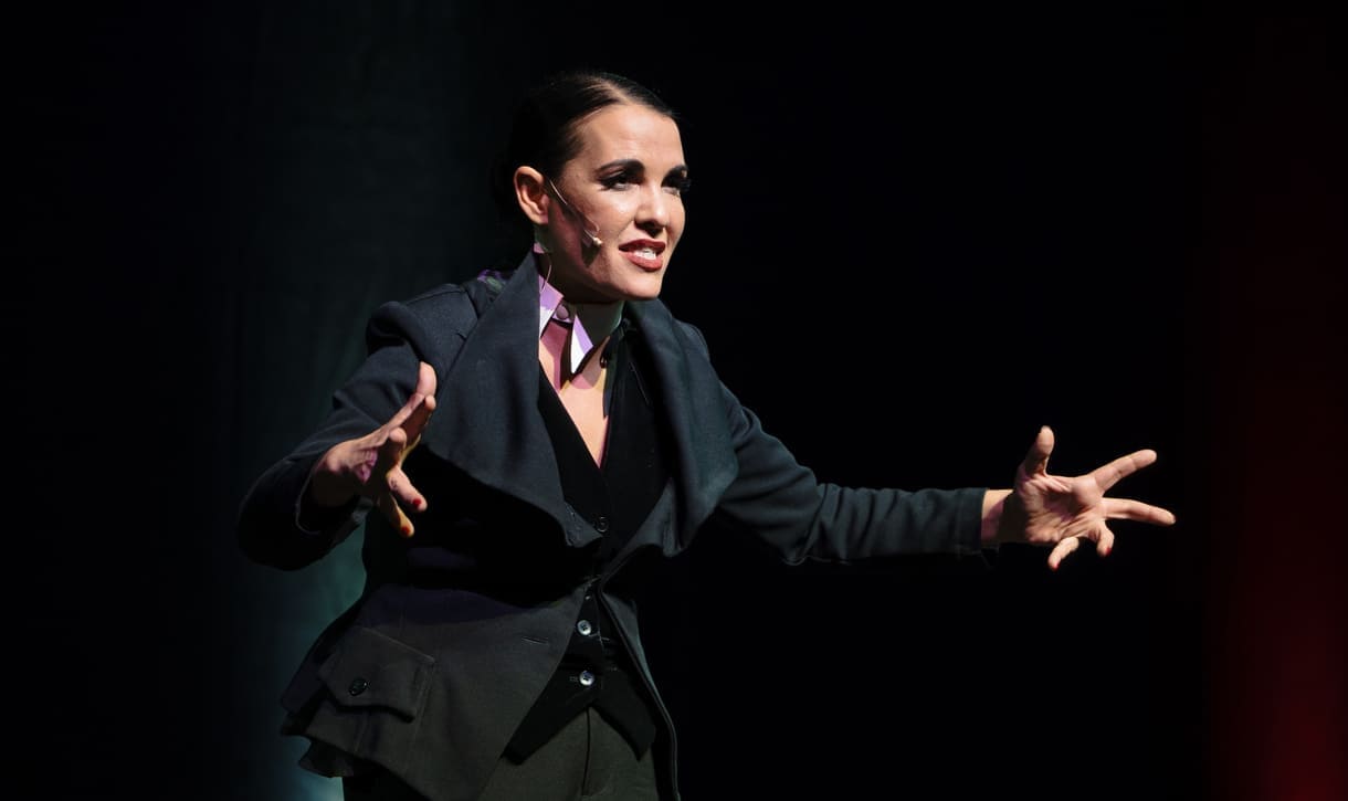 Aida Loos in "Freud-Loos" auf der Bühne des Wiener Volkstheaters