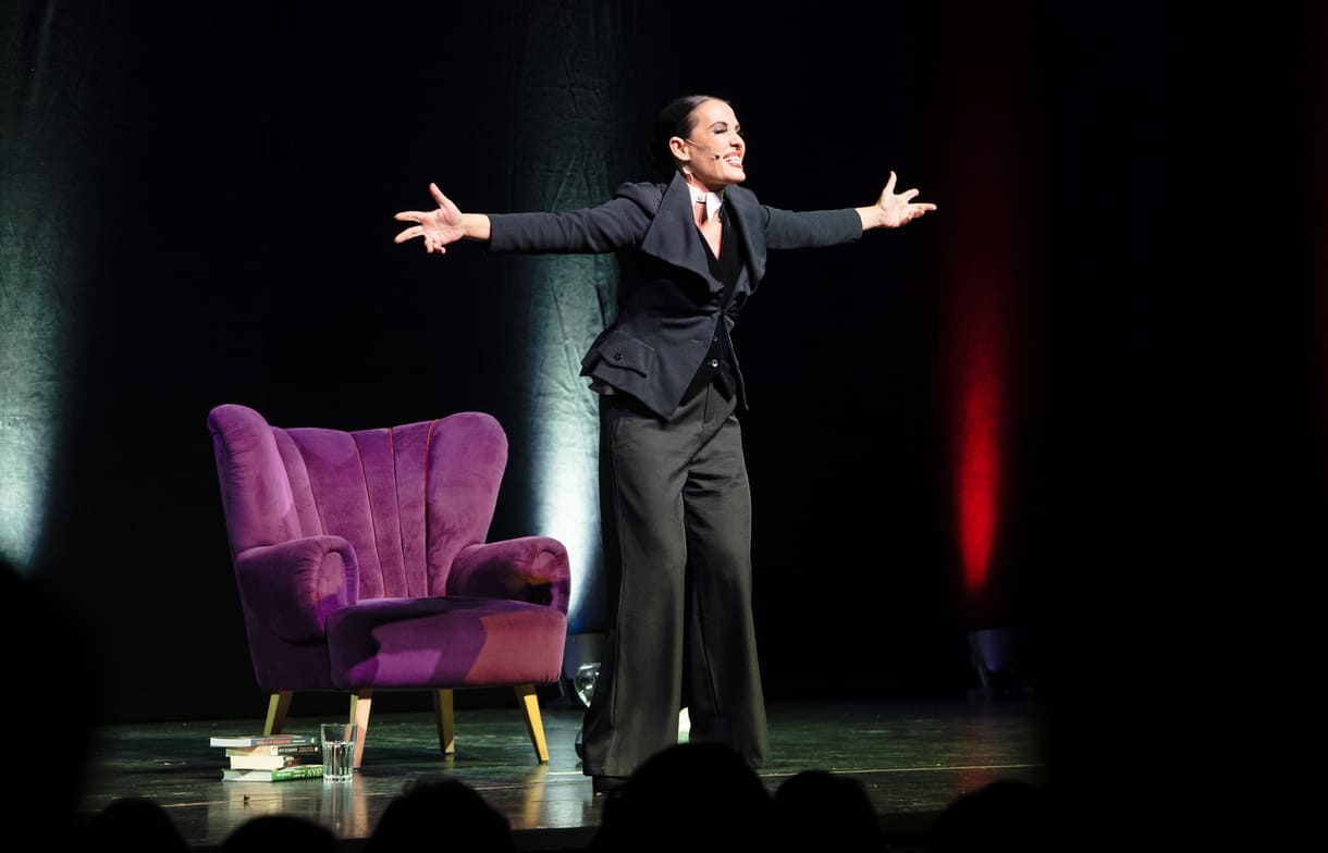 Aida Loos in "Freud-Loos" auf der Bühne des Wiener Volkstheaters