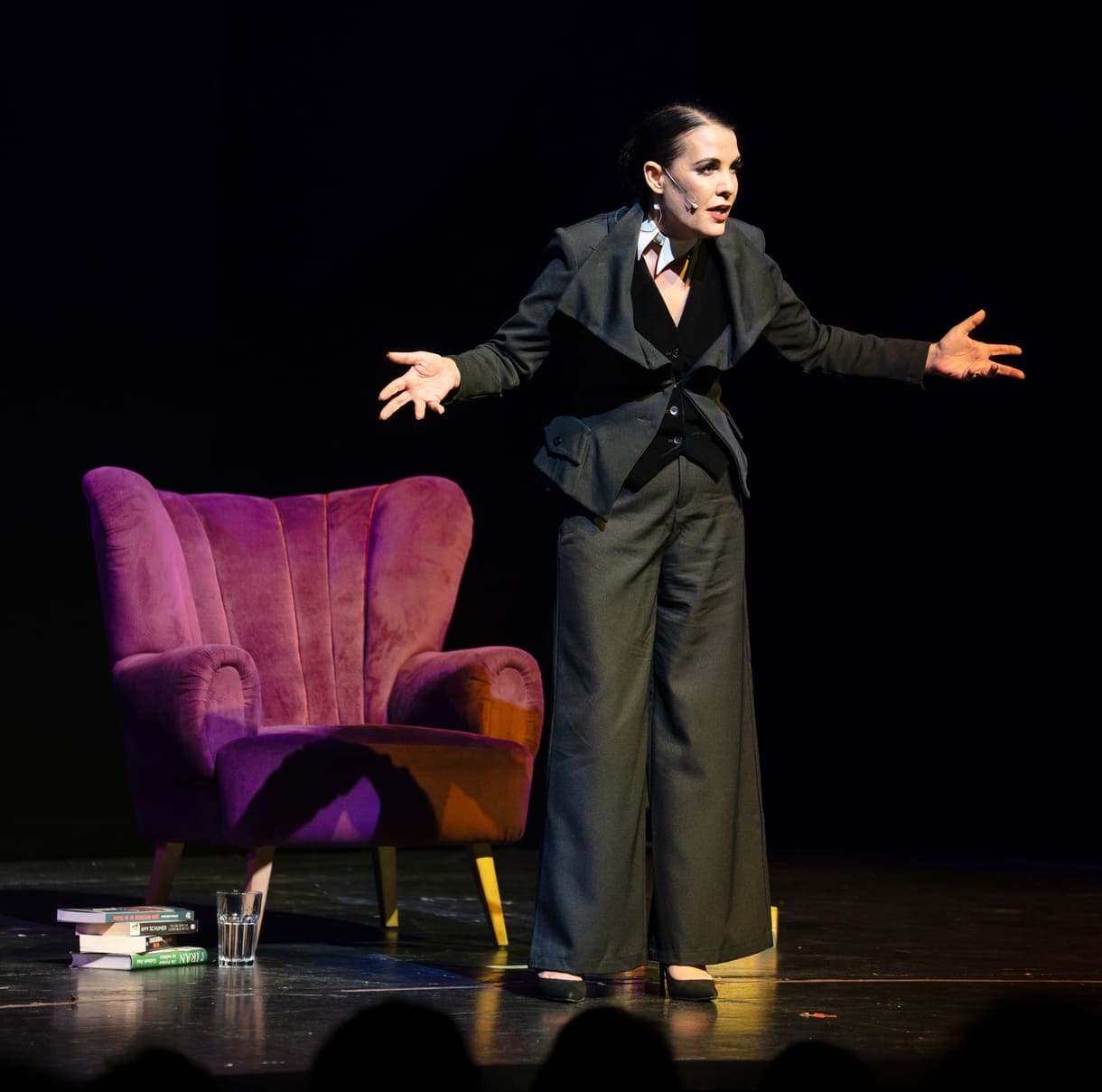 Aida Loos in "Freud-Loos" auf der Bühne des Wiener Volkstheaters