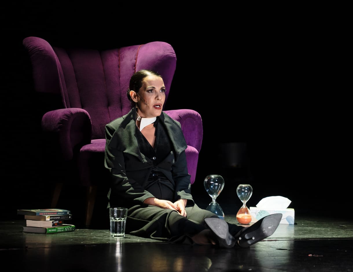 Aida Loos in "Freud-Loos" auf der Bühne des Wiener Volkstheaters
