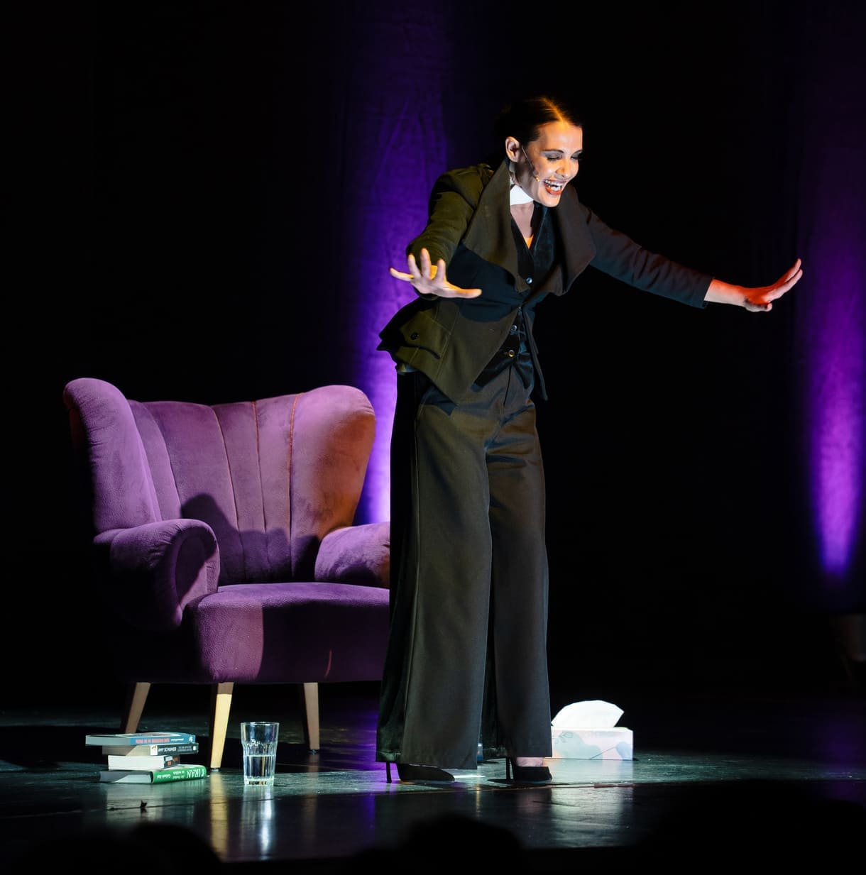 Aida Loos in "Freud-Loos" auf der Bühne des Wiener Volkstheaters