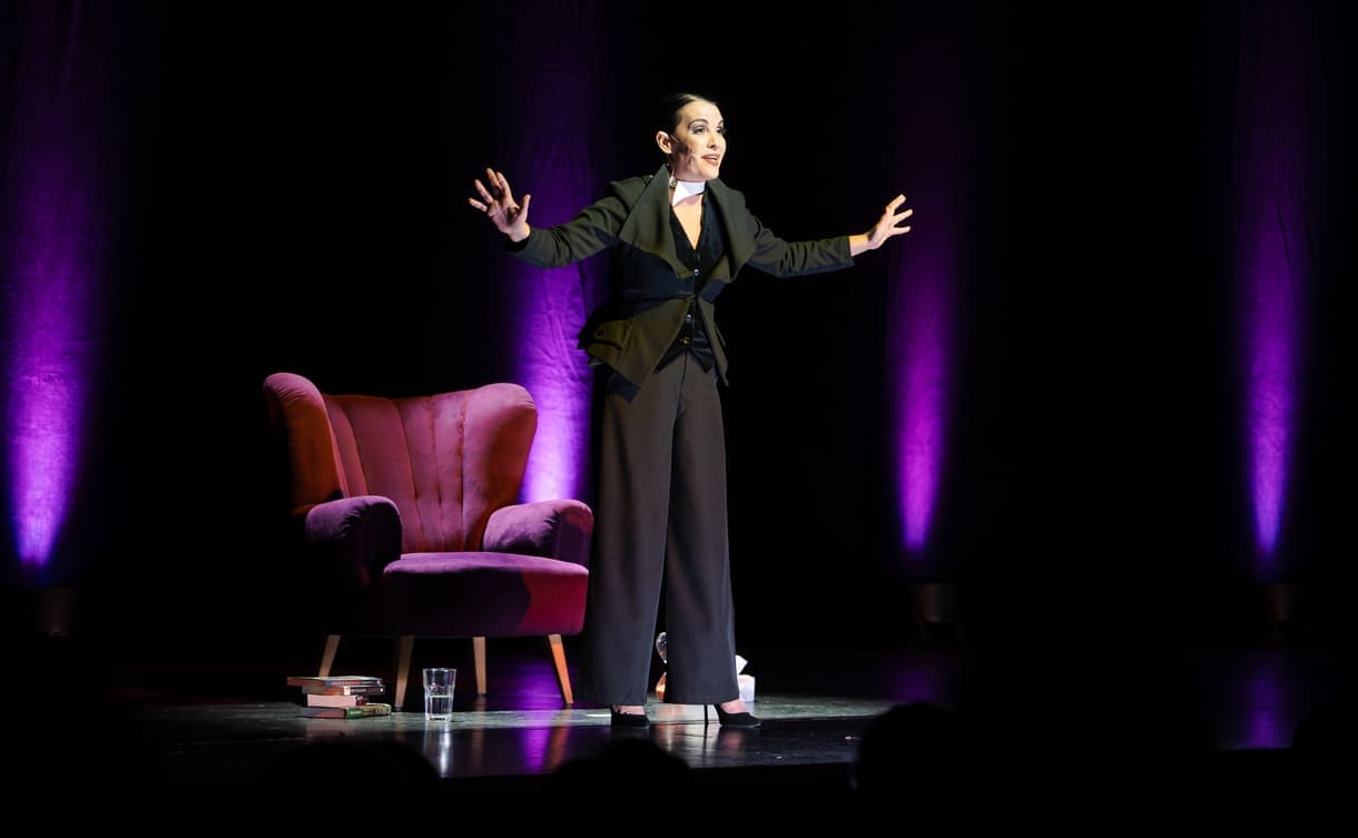 Aida Loos in "Freud-Loos" auf der Bühne des Wiener Volkstheaters