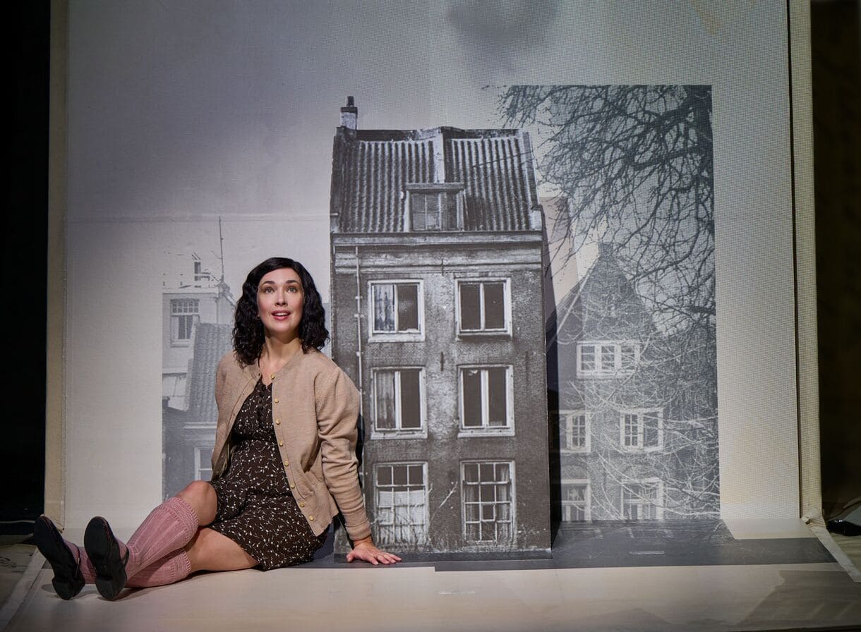 Gesangs-Solistin Olivia Warburton in der Oper "Das TAgebuch der Anne Frank"