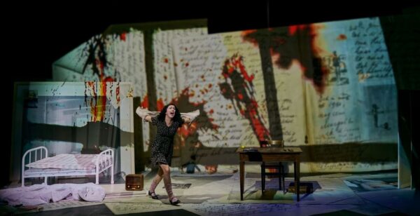 Gesangs-Solistin Olivia Warburton in der Oper "Das TAgebuch der Anne Frank"