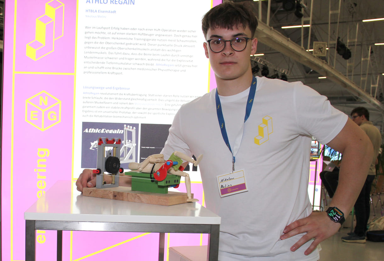 Nikolaus Melinz mit dem Modell seines Hüftbeuger-Muskel-Trainingsgeräts