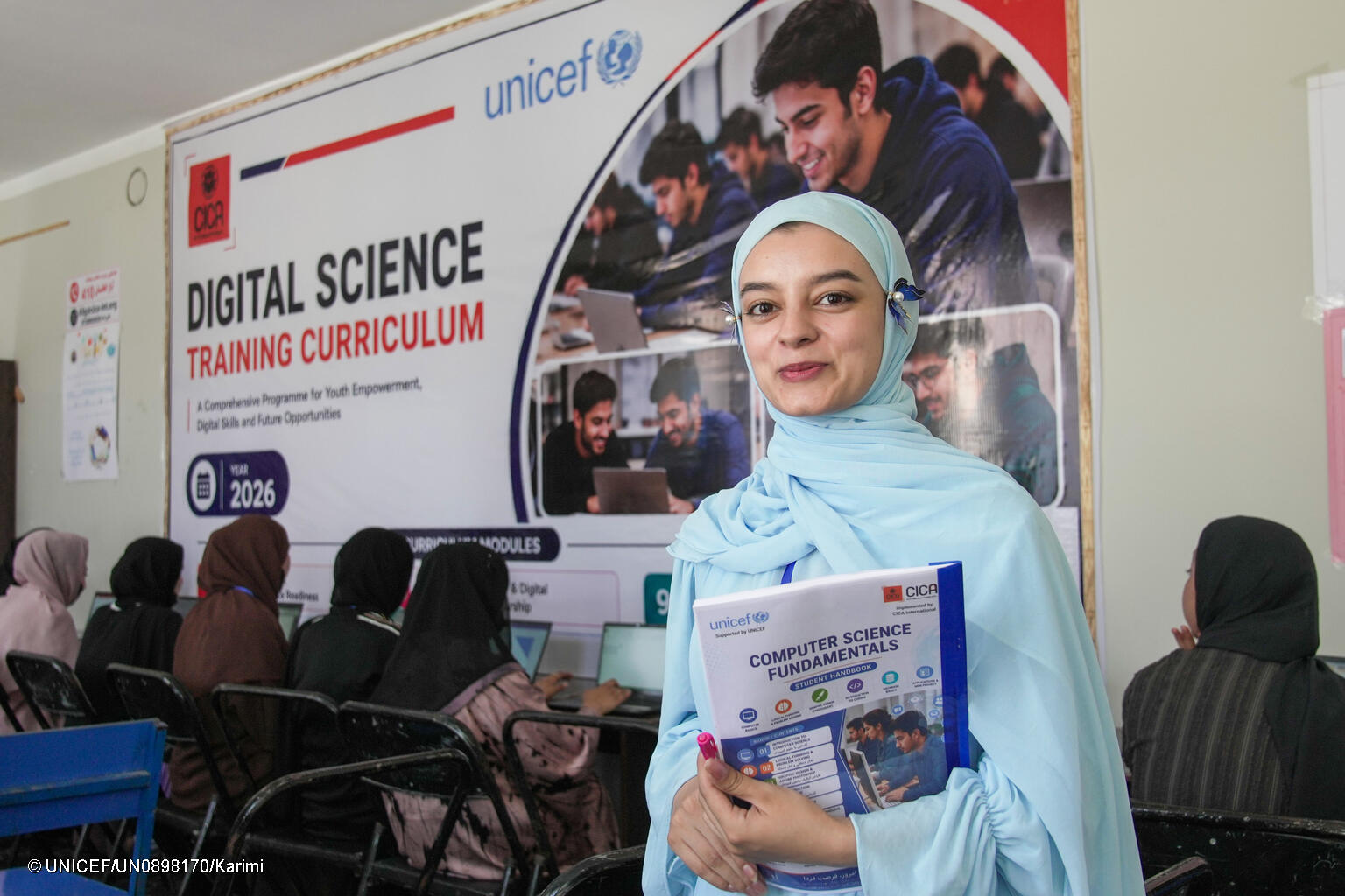 Am 22. Juli 2026 sitzt Zamzama in ihrer Computer-Praxisklasse in der Provinz Balkh im Norden Afghanistans. Zamzama Jasor ist 22 Jahre alt. Sie hat die afghanische Hochschulzugangsprüfung erfolgreich bestanden und sich an der Fakultät für Agrarwissenschaften der Universität Balkh eingeschrieben, während sie gleichzeitig Informatik an einer privaten Hochschule studierte. Doch bereits nach einem Semester wurde ihre Ausbildung jäh unterbrochen, als die Hochschulen für Frauen geschlossen wurden. Entschlossen, weiter zu lernen, schrieb sie sich in einen Pflegekurs an einem privaten Institut ein, doch nach drei Semestern wurde auch dieser Weg abrupt unterbrochen. Ein Jahr, nachdem ihr so viele Bildungswege verschlossen worden waren, gab ihr eine Freundin eine Broschüre über das „Digital Skills & E-Commerce Training Programme“ in die Hand, das von der Canadian International Community Association (CICA International) mit Unterstützung von UNICEF Afghanistan durchgeführt wird. Sie nahm an dem Programm teil und versucht nun, diese Chance zu nutzen, um ihre Träume zu verwirklichen.