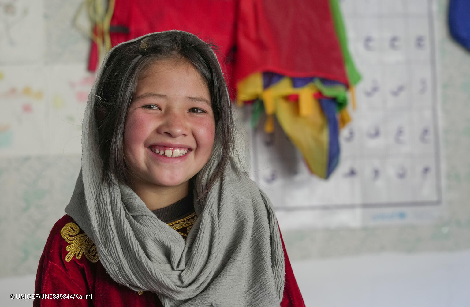 Am 7. Juli 2026 nimmt eine Schülerin am Unterricht in der gemeindebasierten Schule im Dorf Joshanak im Bezirk Yakawlang in der Provinz Bamyan teil. Die gemeindebasierte Schule bringt Bildung näher an den Wohnort und bietet Kindern in abgelegenen Gemeinden die Möglichkeit, in einer sicheren und fördernden Umgebung zu lernen. Im Mai 2026 unterstützte Unicef 42.987 Kinder, darunter 60 Prozent Mädchen, durch gemeindegetriebene Bildungsinitiativen, darunter 14.300 Kinder, die in gemeindebasierten Bildungsprogrammen eingeschrieben waren, und 28.687 Kinder, die in vorübergehenden Lernräumen lernten, die für zurückkehrende Kinder eingerichtet wurden. Diese Bemühungen tragen dazu bei, dass auch die am stärksten gefährdeten Kinder weiter lernen können, unabhängig davon, wo sie leben.