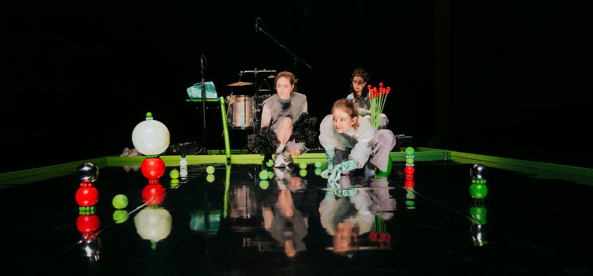Szenenfoto aus "Ball" von und mit Theater.Nuu