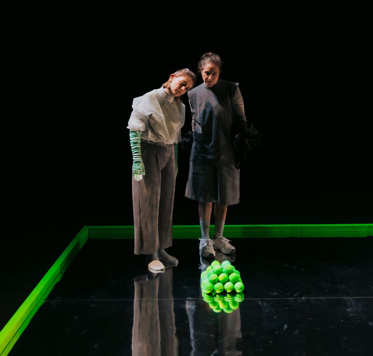 Szenenfoto aus "Ball" von und mit Theater.Nuu