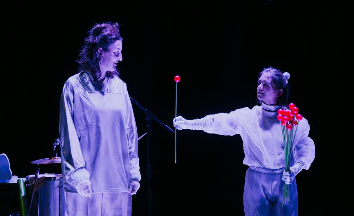 Szenenfoto aus "Ball" von und mit Theater.Nuu
