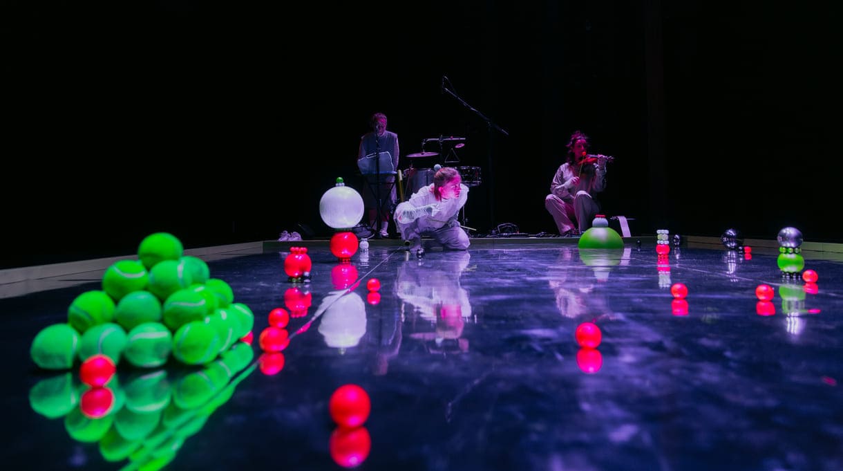Szenenfoto aus "Ball" von und mit Theater.Nuu