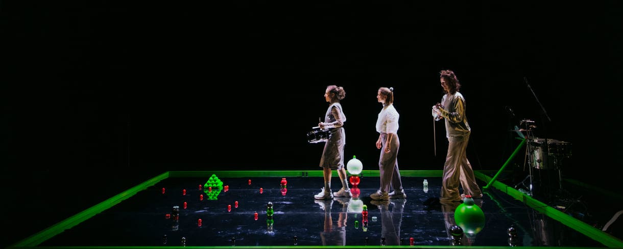 Szenenfoto aus "Ball" von und mit Theater.Nuu