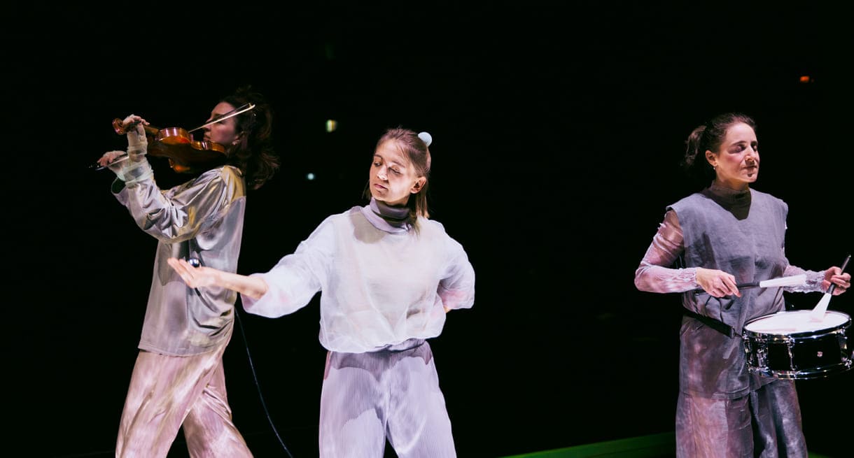 Szenenfoto aus "Ball" von und mit Theater.Nuu