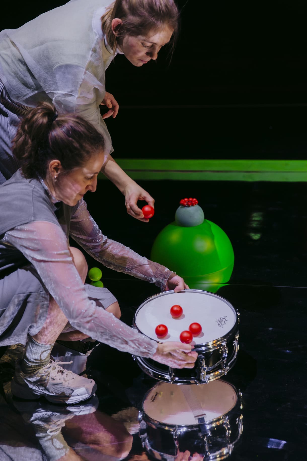 Szenenfoto aus "Ball" von und mit Theater.Nuu