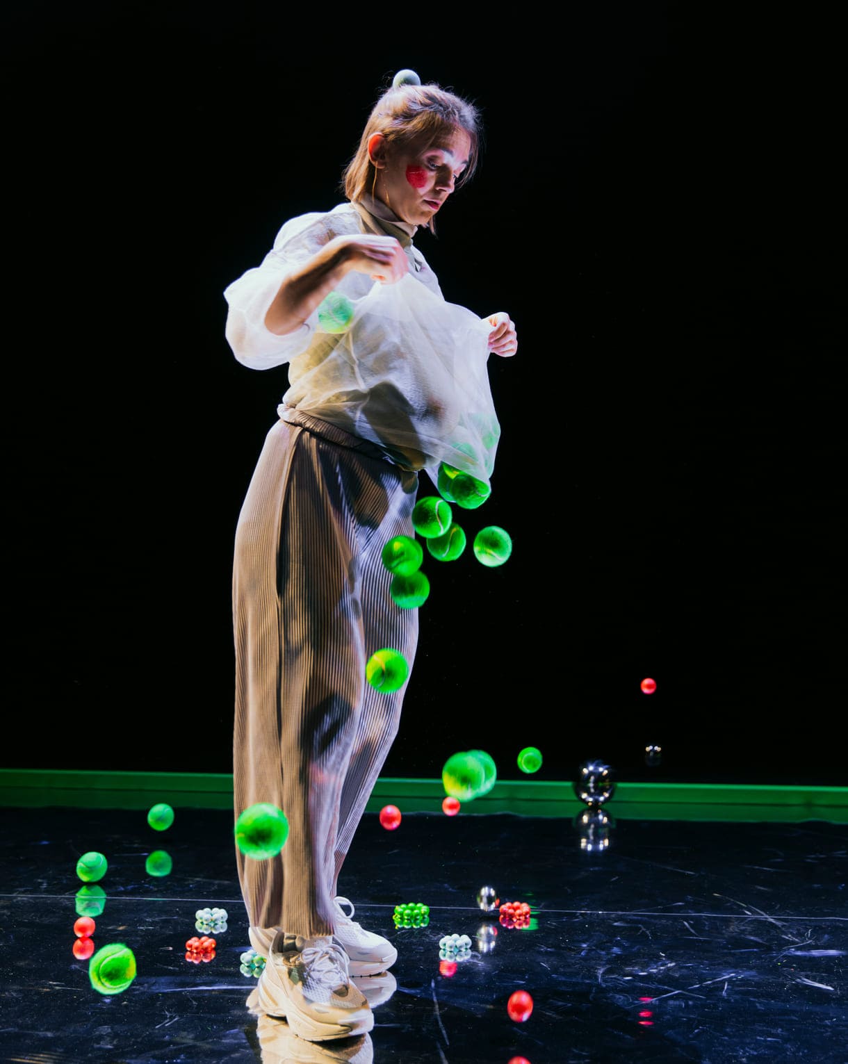 Szenenfoto aus "Ball" von und mit Theater.Nuu