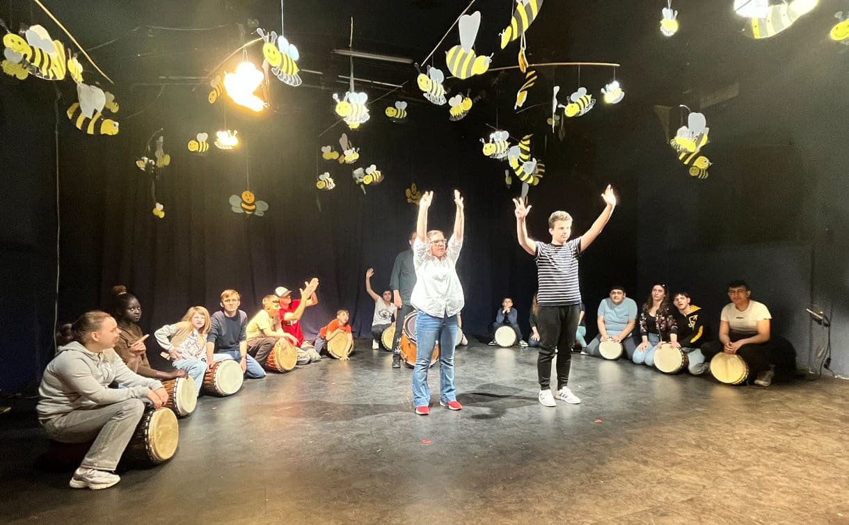 Aiftritt von gehörlosen und hörbehinderten Schüler:innen des BundesInstituts für Gehörlosenbildung (BIG) in Wien beim 27. Arbos-Festival