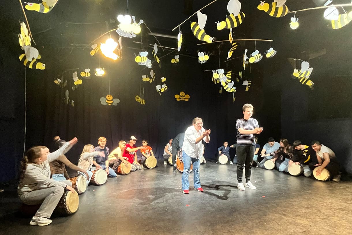 Aiftritt von gehörlosen und hörbehinderten Schüler:innen des BundesInstituts für Gehörlosenbildung (BIG) in Wien beim 27. Arbos-Festival