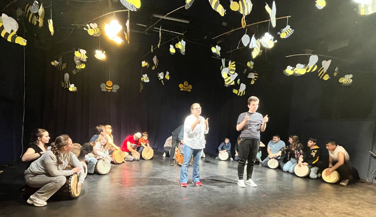 Aiftritt von gehörlosen und hörbehinderten Schüler:innen des BundesInstituts für Gehörlosenbildung (BIG) in Wien beim 27. Arbos-Festival