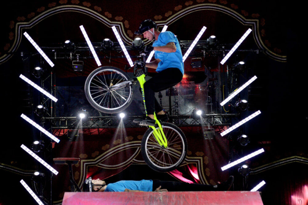 BMX-Rider Petr springt mit seinem Rad knapp über seinen Kollegen Dima hin und her