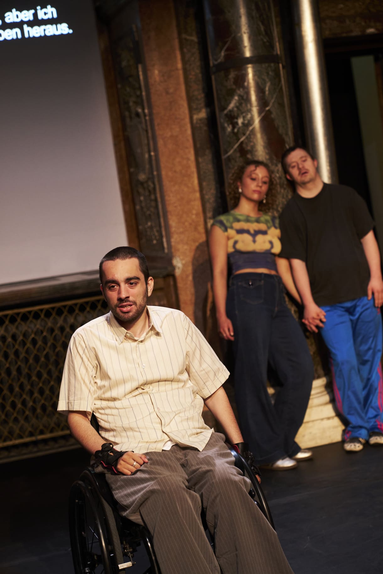 Szenenfoto aus der Abschluss-Perfromance des inkulsiven Projekts 