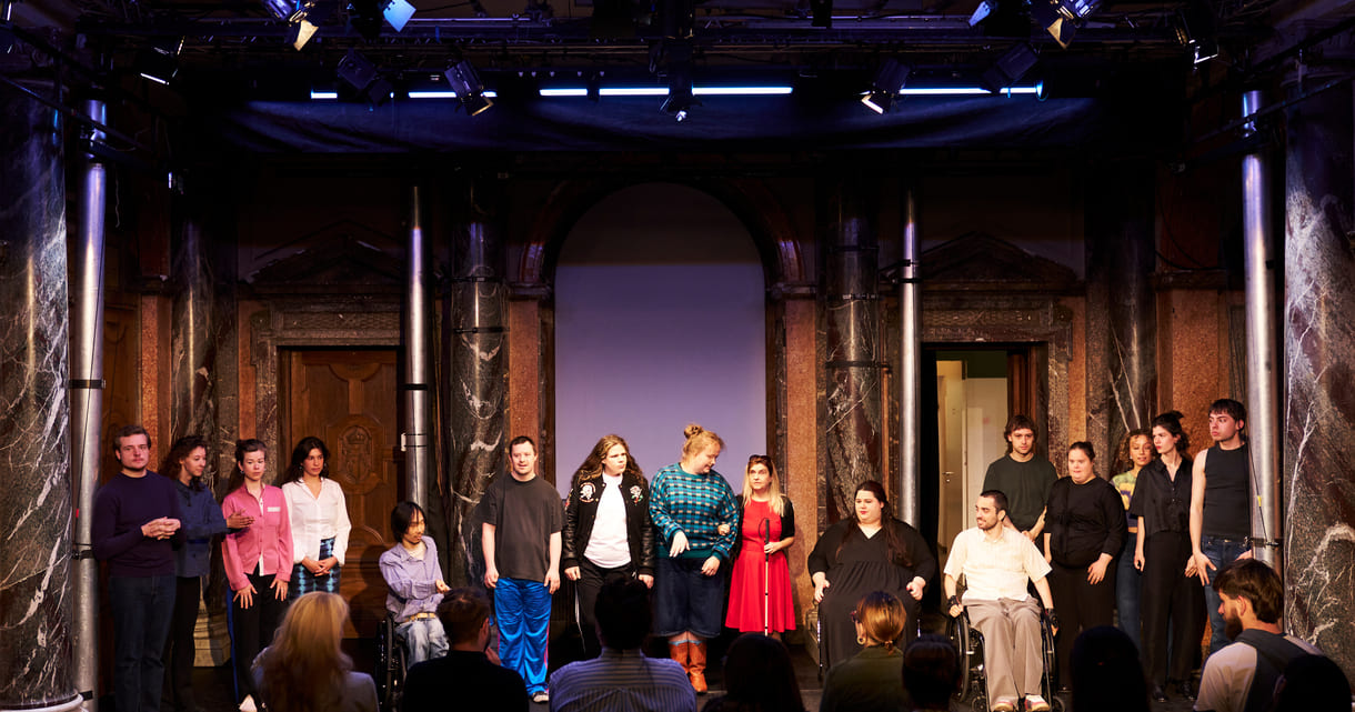 Szenenfoto aus der Abschluss-Perfromance des inkulsiven Projekts 