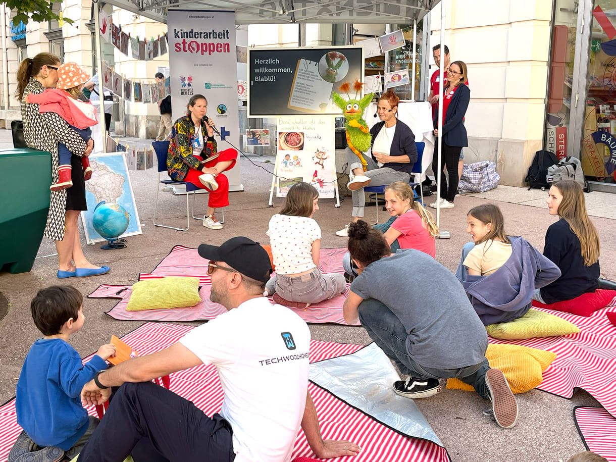 Die Handpuppe Blablü in Aktion