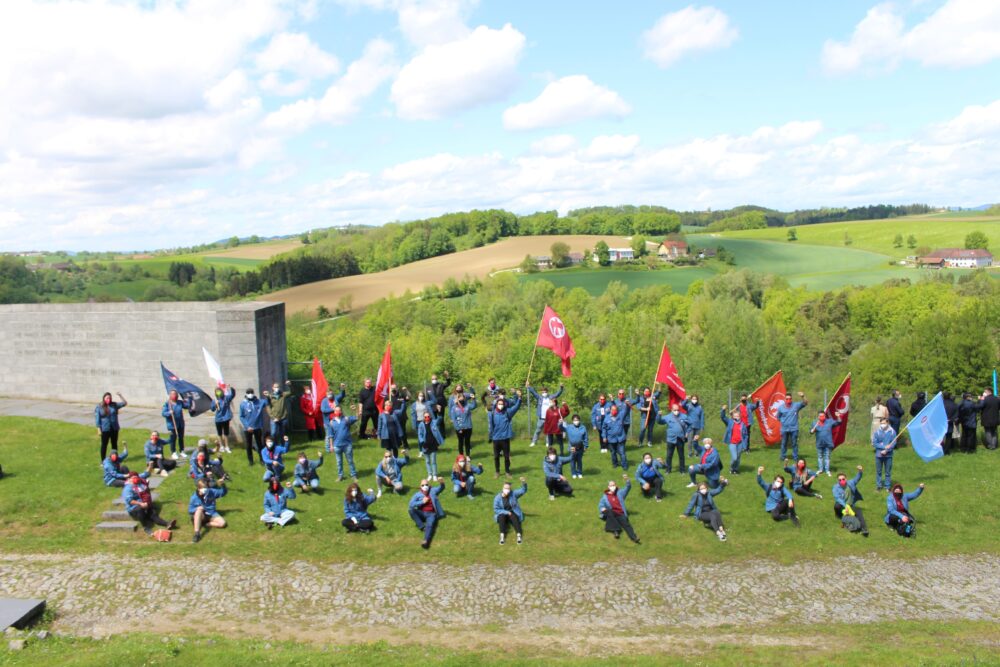 Befreiungsfeier in der Gedenkstätte ehemaliges KZ Mauthausen: Delegation der Roten Falken