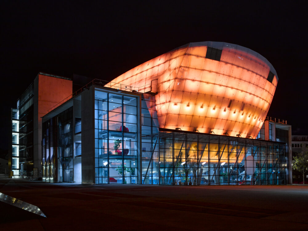 Festspielhaus St.Pölten, orange beleuchtet, als Zeichen gegen Gewalt an Frauen