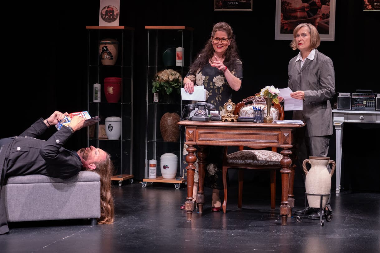 Szenenfoto aus "Chaos im Bestattungshaus" im Theater Forum Schwechat