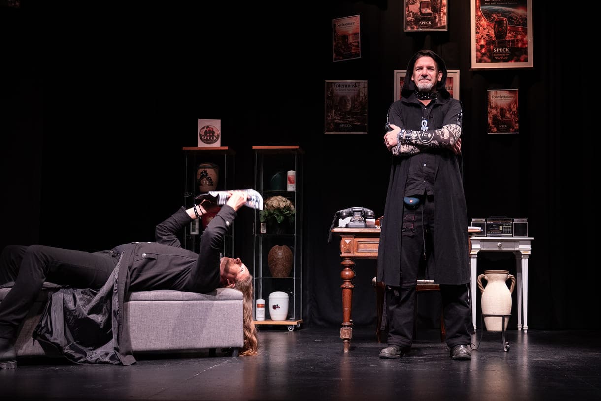 Szenenfoto aus "Chaos im Bestattungshaus" im Theater Forum Schwechat